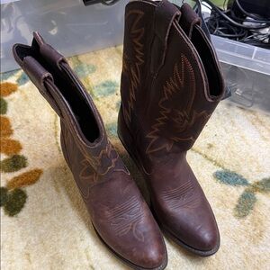 Classic Brown Leather Cowboy Boots with Embroidered Stitching